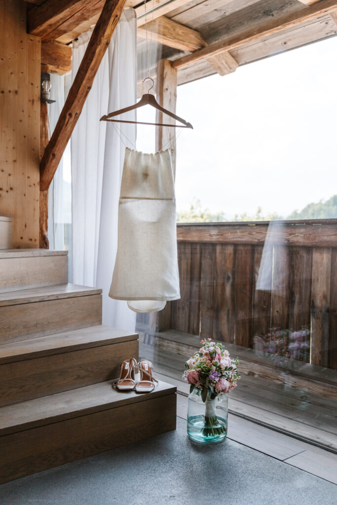 Brautkleid hängt am Fenster
