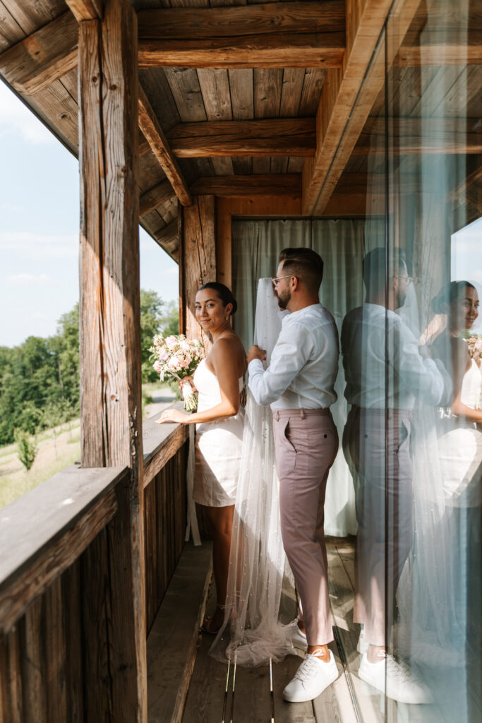 Brautpaar auf der Holzveranda – Hochzeitsfotografie Südsteiermark