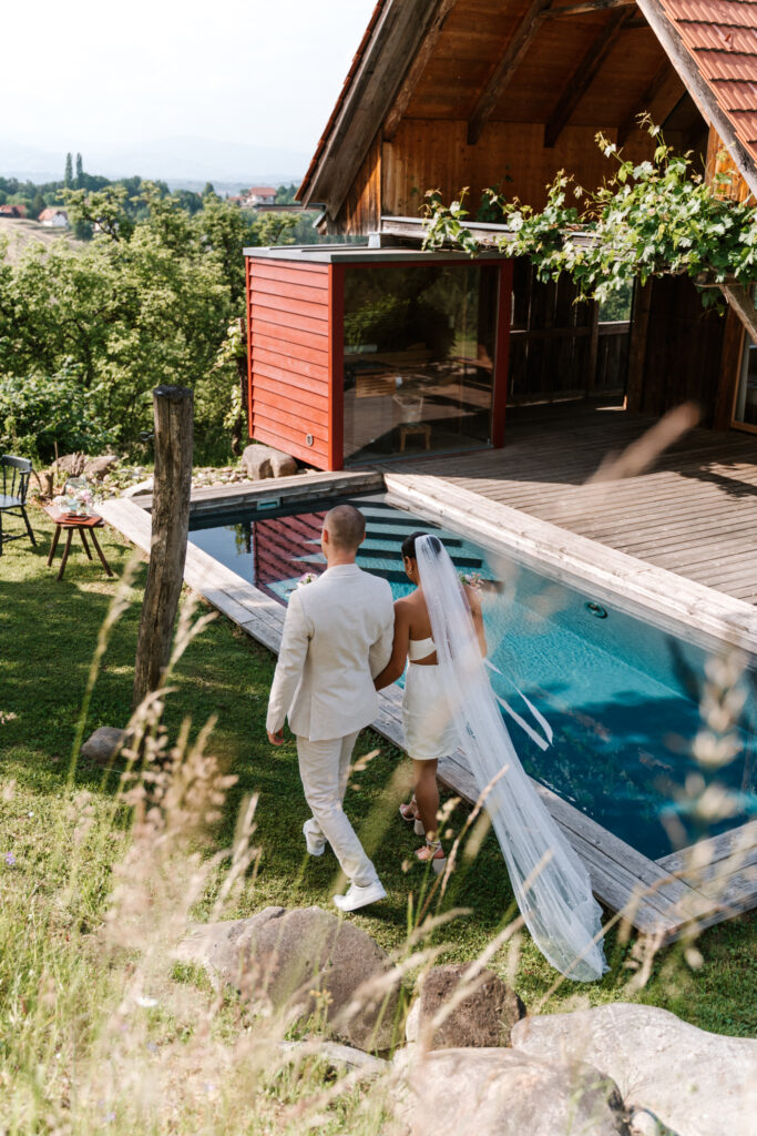 Brautpaar am Pool – Hochzeit Südsteiermark