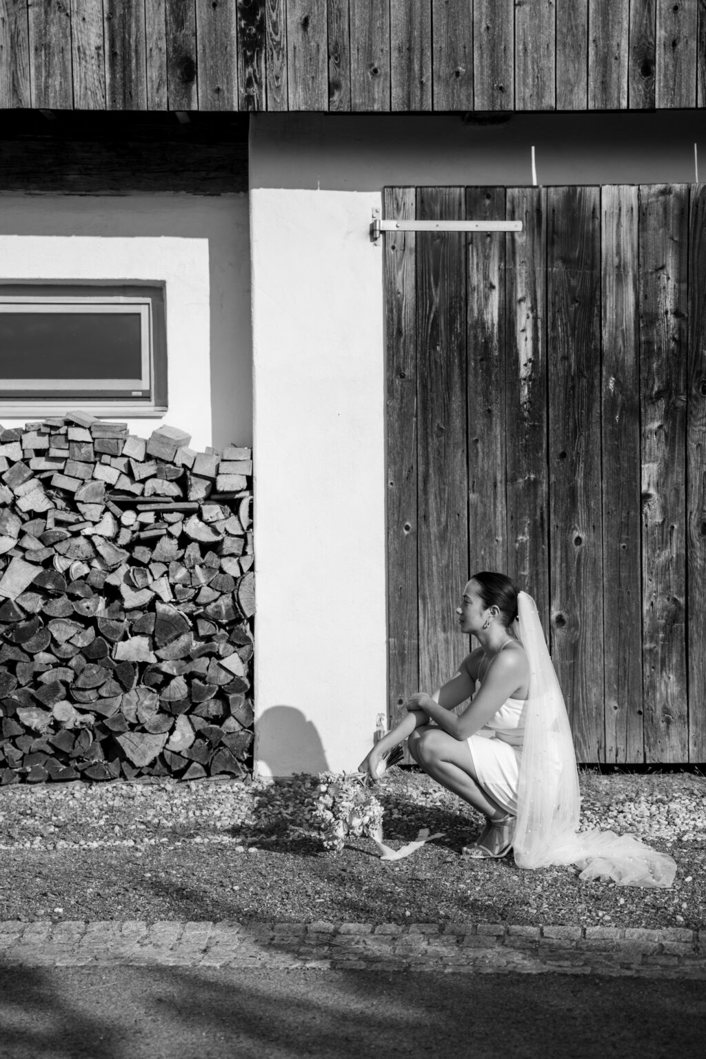 Braut vor dem Scheunentor
