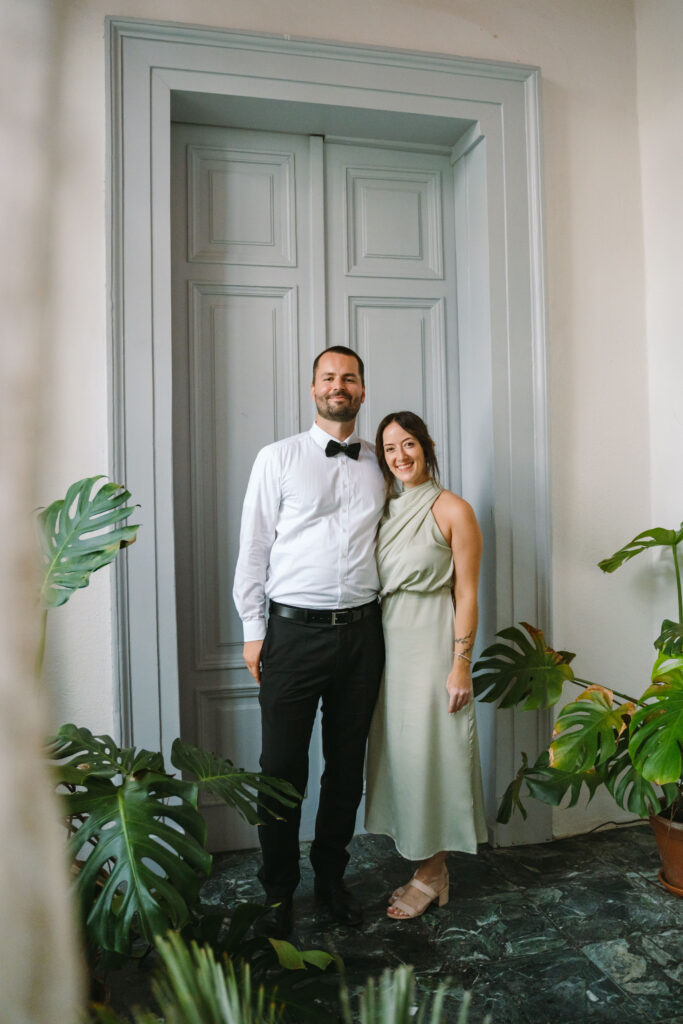 Brautpaar vor der Tür – Hochzeitsfotografie Burgenland