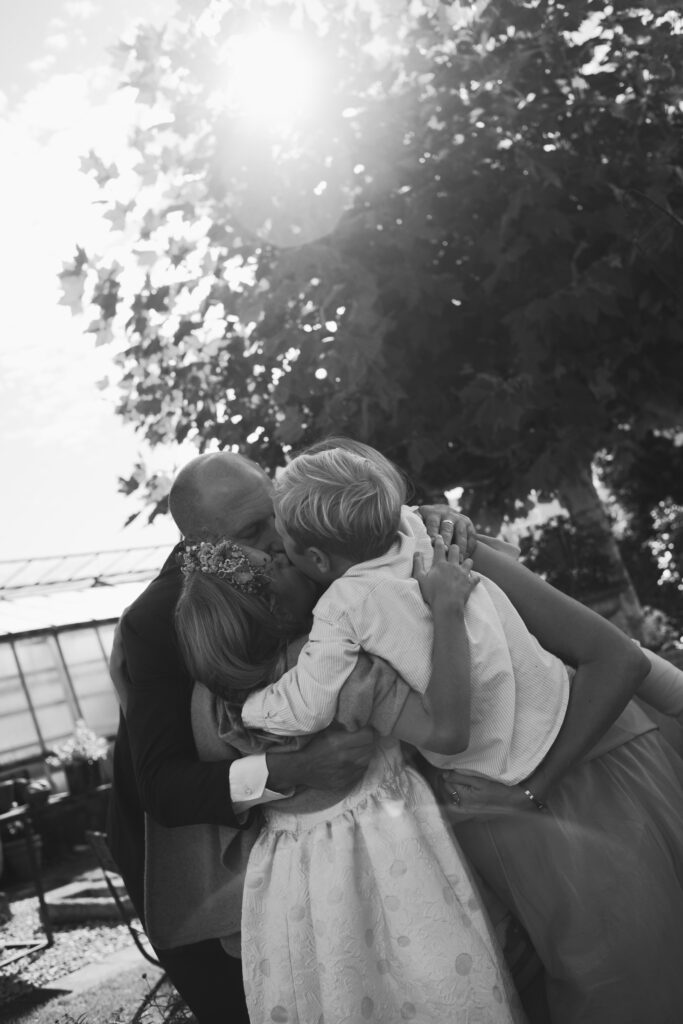 Umarmung auf der Hochzeit
