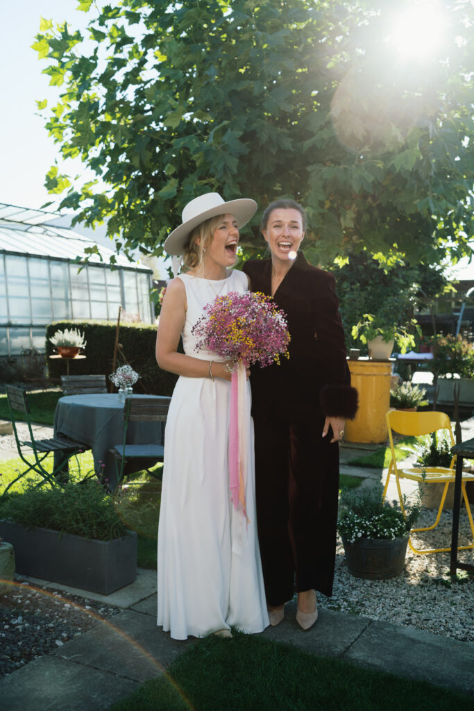 Brautpaar mit Blumenstrauß im Gegenlicht – Kyra & Chrisi