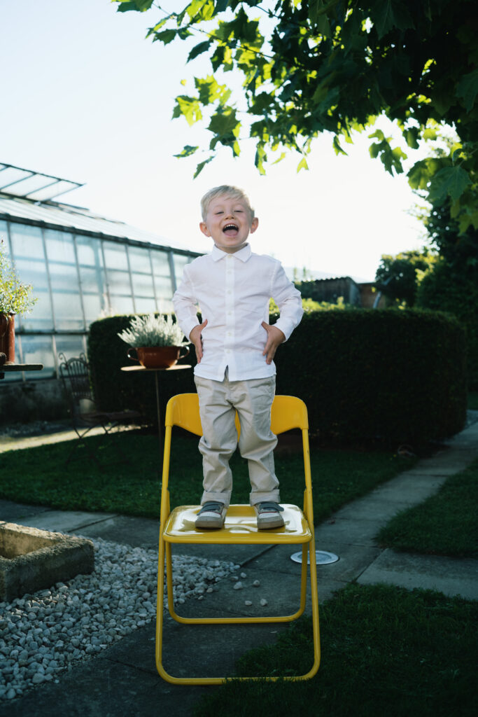 Kind auf gelbem Sessel bei der Hochzeit – Kyra & Chrisi