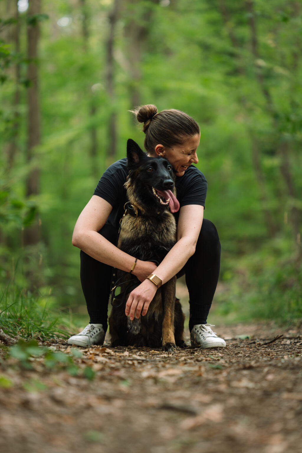 Christina Neubauer mit Hündin Anouk im Wald – Hundefotografin aus Eisenstadt