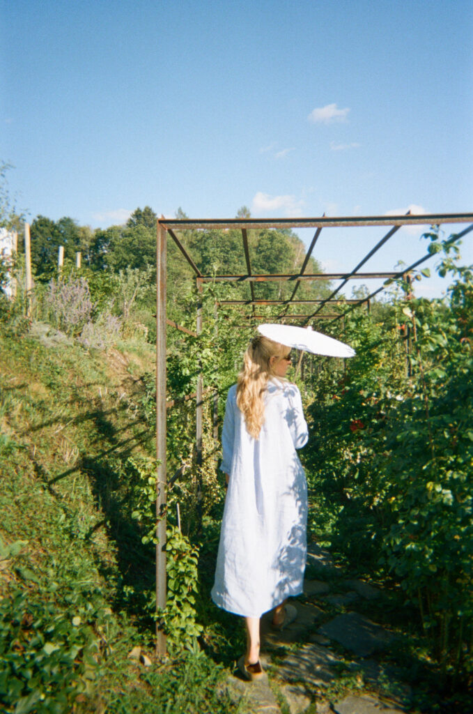 Braut im Garten – auf Film fotografiert