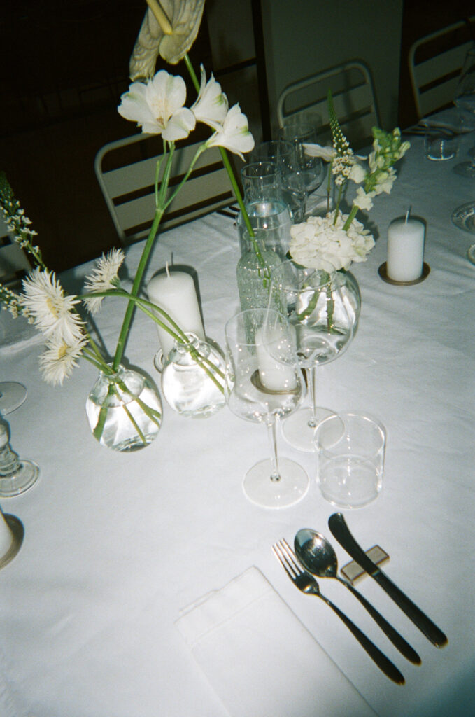 Tischdeko mit weißen Blumen – analoge Hochzeitsfotografie