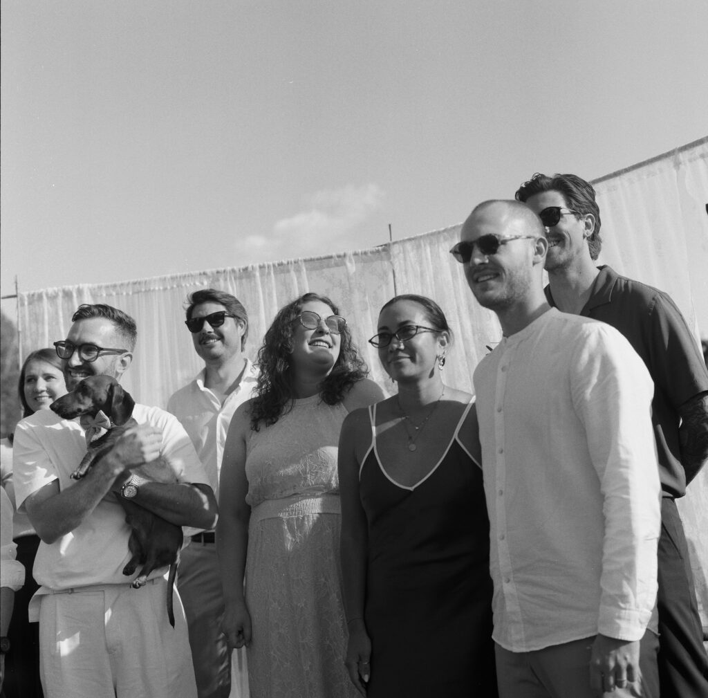 Gruppenfoto der Hochzeitsgesellschaft auf Film
