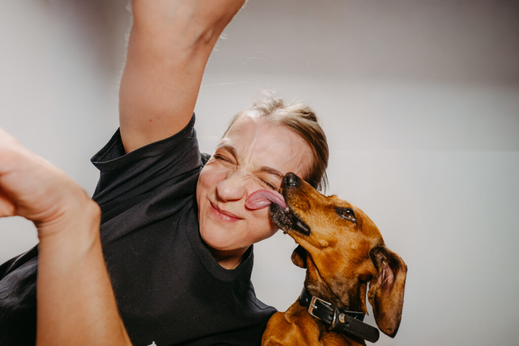 Hundefotografin Christina Neubauer mit ihrem Dackel Maxl
